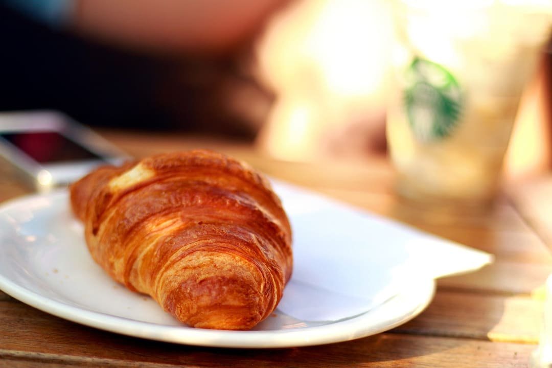 En sprød croissant på en tallerken