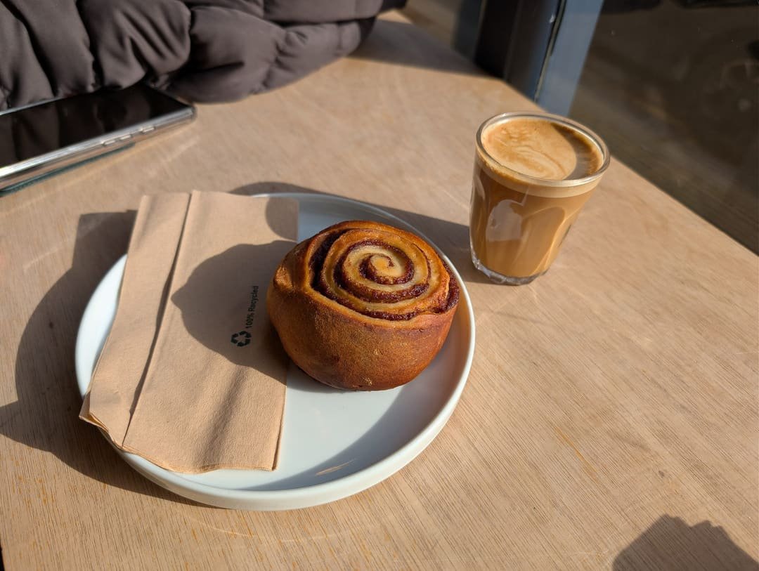 En kanelsnegl med mørke, karamelliserede kanter