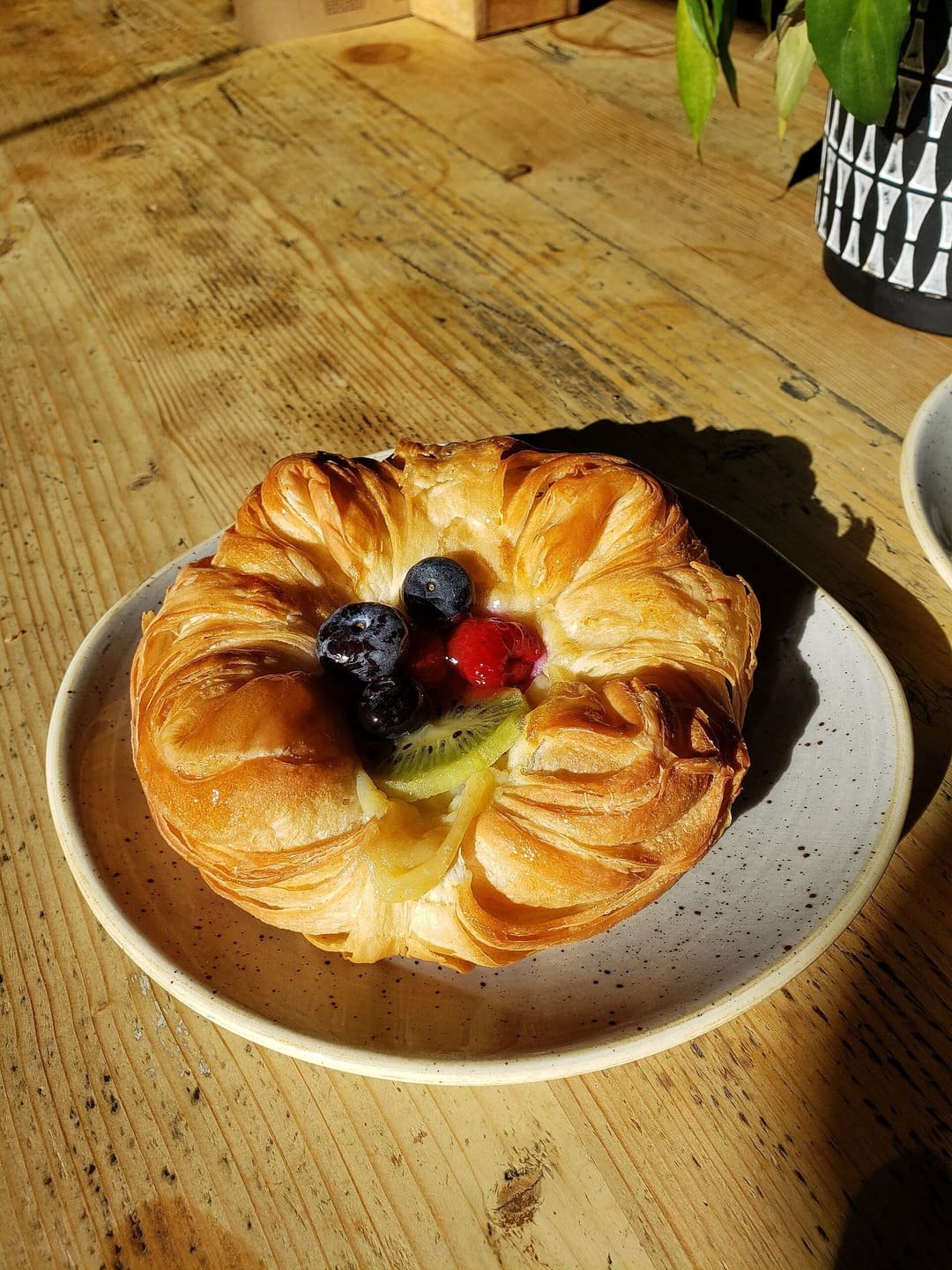 Wienerbrød med creme og friske bær