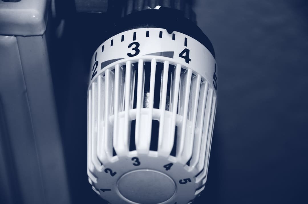 Termostat på en radiator, drejet op på tre